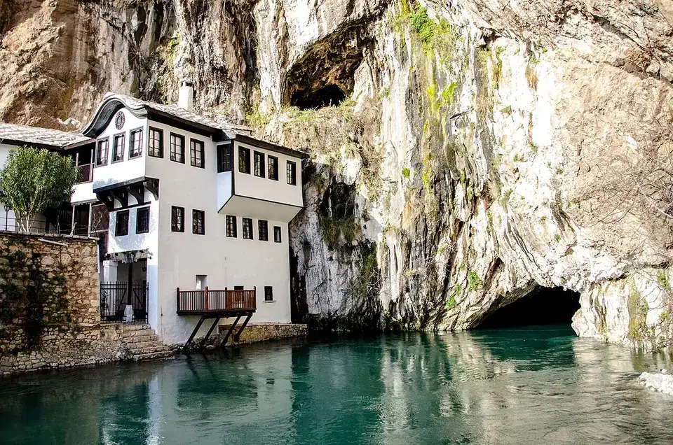 Blagaj: biały klasztor derwiszów pod skałą, przy źródle Buny