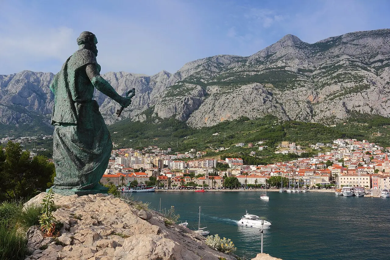 Makarska, port pod górami Biokovo