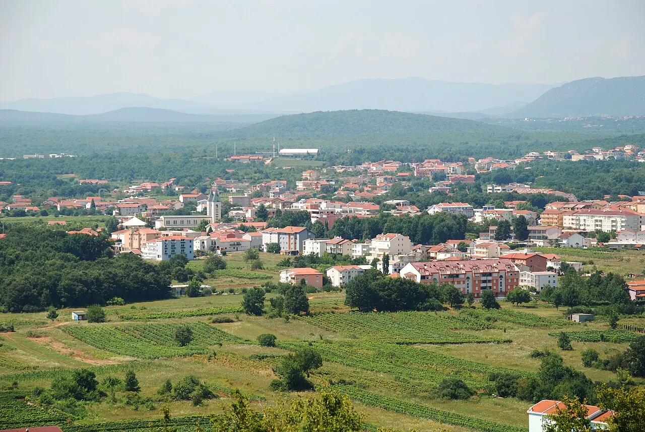 Medjugorje: domy i winnice w dolinie